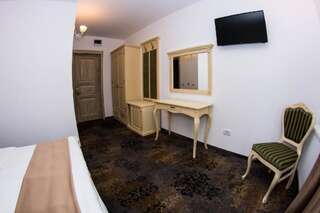 Отель Vila Seva Ватра-Дорней Двухместный номер с 1 кроватью и собственной ванной комнатой-3