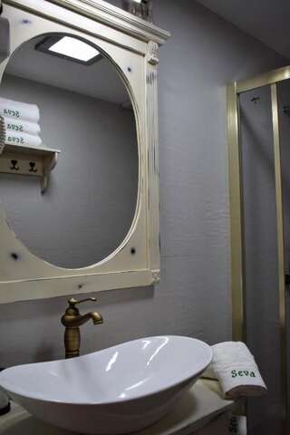 Отель Vila Seva Ватра-Дорней Двухместный номер с 1 кроватью и собственной ванной комнатой-9